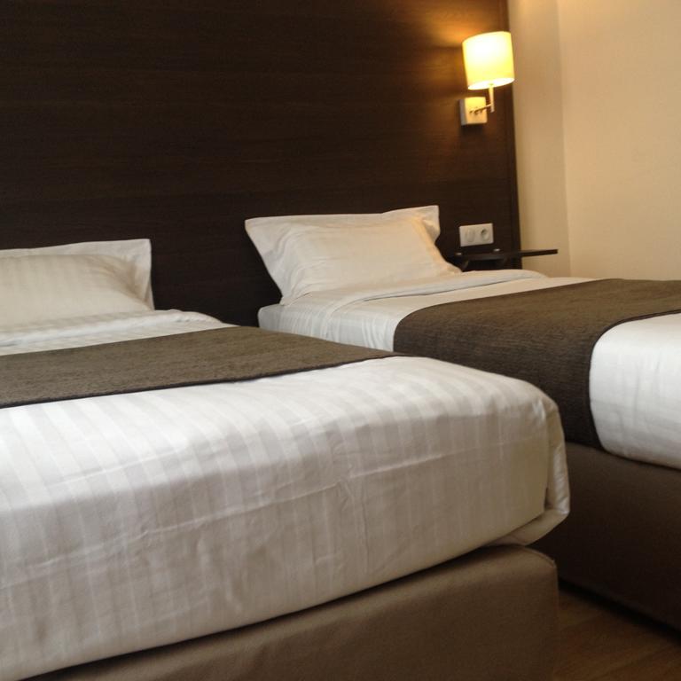 Hotel Univers Carpentras Quarto foto