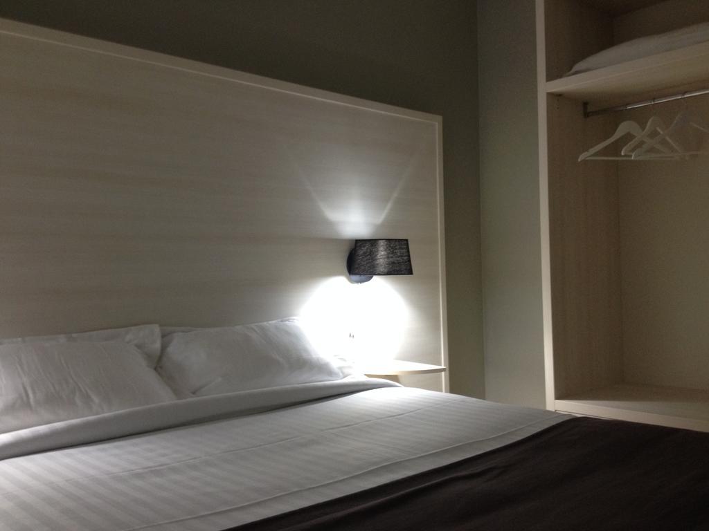 Hotel Univers Carpentras Quarto foto