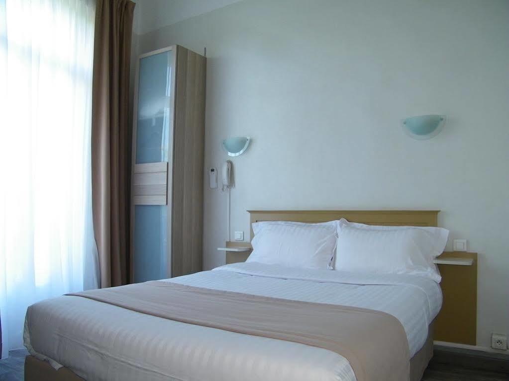 Hotel Univers Carpentras Exterior foto